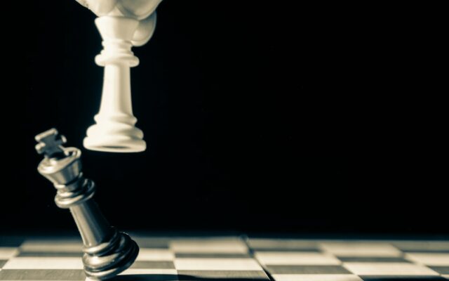 살아남으려면 압도적인 생산성이 필요하다 grayscale photo of person holding glass